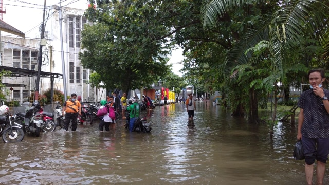 Kawasan Kota Lama Semarang Masih Banjir, Banyak Kendaraan Mogok ...