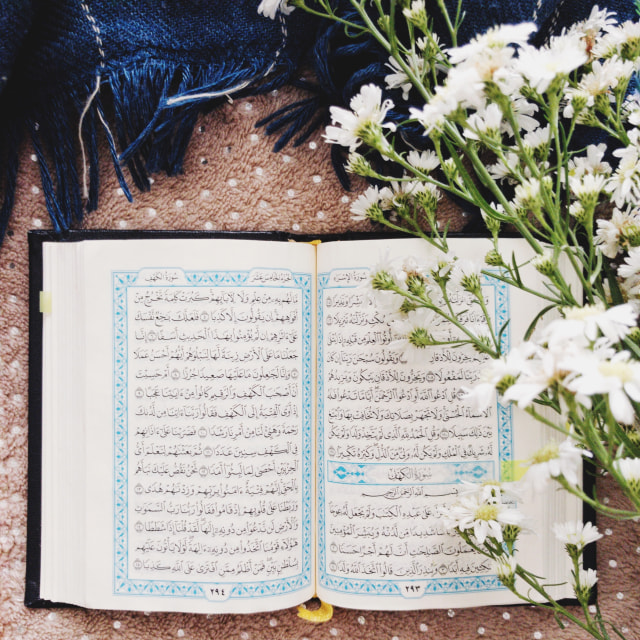 Ilustrasi Membaca Alquran, sumber: Unsplash