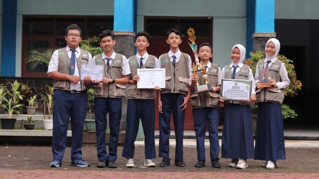 Para siswa SMPN 4 Kepanjen, Kabupaten Malang, yang berhasil menyabet pembuatan film pendek berjudul EGO. Even itu diselenggarakan Diknas Kabupaten Malang.(foto:dok/SMPN 4 Kepanjen). 