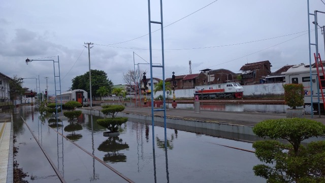 Banjir di Stasiun Tawang Semarang Tak Kunjung Surut, Penumpang Dialihkan (131202)