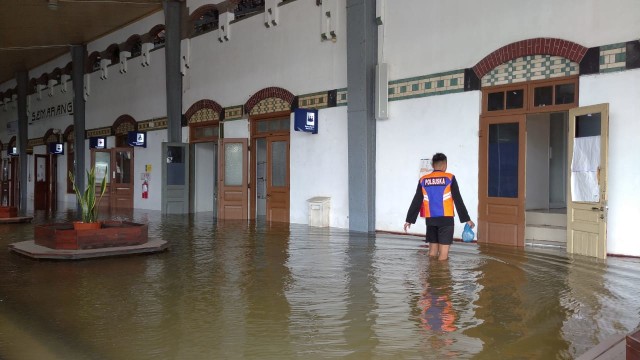 Banjir di Stasiun Tawang Semarang Tak Kunjung Surut, Penumpang Dialihkan (131201)