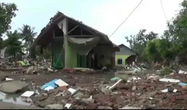 Sejumlah rumah di Bekasi roboh akibat banjir pada Sabtu (20/2). Foto: Dok. Istimewa