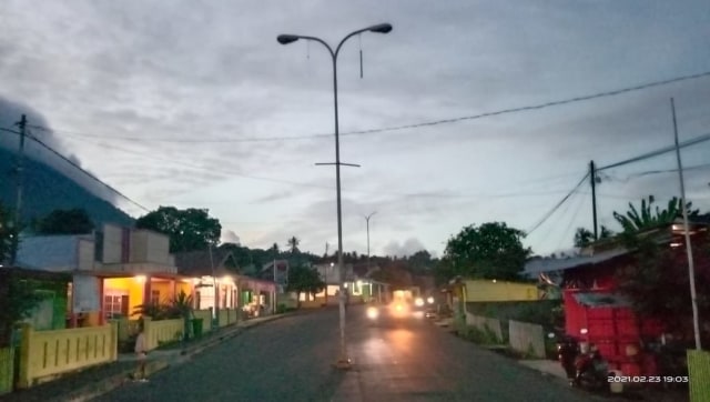 Lampu jalan di Jailolo, Kabupaten Halmahera Barat. Foto: Samsul