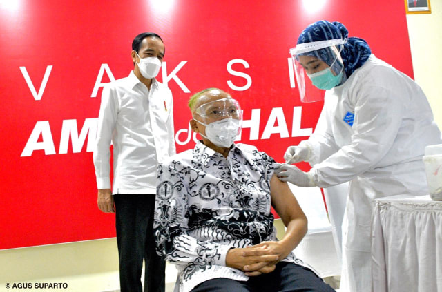 Jokowi: Tenaga Pendidik Prioritas Vaksinasi Agar Juli Sekolah Normal Lagi (107296)