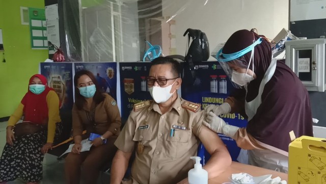 Vaksinasi COVID-19 terhadap Kepala Dinas Kominfo Sulbar, Safaruddin Sanusi. Foto: Dok. Istimewa