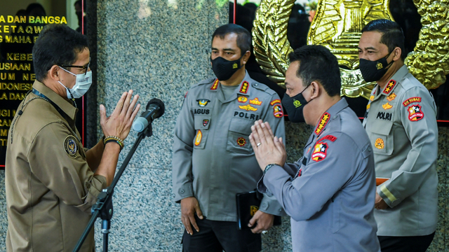 Kapolri Jenderal Pol Listyo Sigit Prabowo (kedua kanan) bersama Menteri Pariwisata dan Ekonomi Kreatif Sandiaga Uno (kiri) usai menggelar pertemuan di Mabes Polri, Jakarta, Rabu (24/2/2021). Foto: Galih Pradipta/ANTARA FOTO