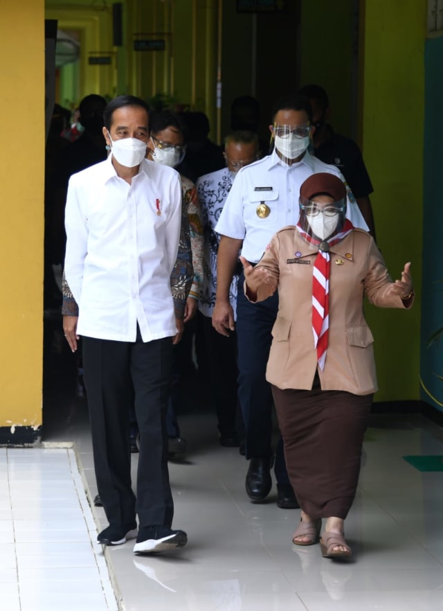 Presiden Jokowi meninjau proses vaksinasi para guru dan lansia di SMA Negeri 70 Bulungan , Jakarta Selatan, Rabu (24/2).
 Foto: Lukas/Biro Pers Sekretariat Presiden