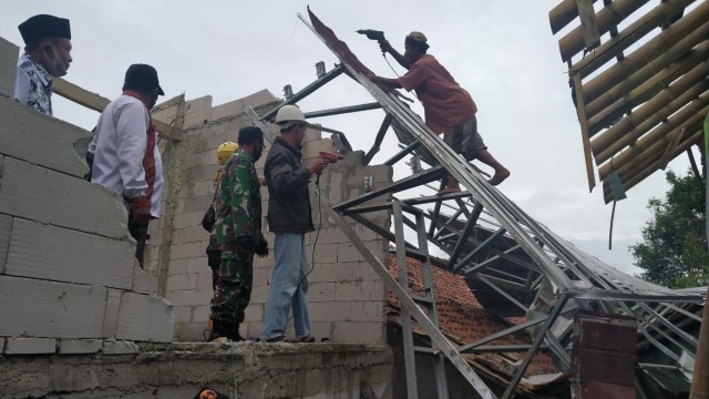 Rangka baja ringan rumah Ihwanudin terangkat angin kencang hingga merusak rumah tetangganya.