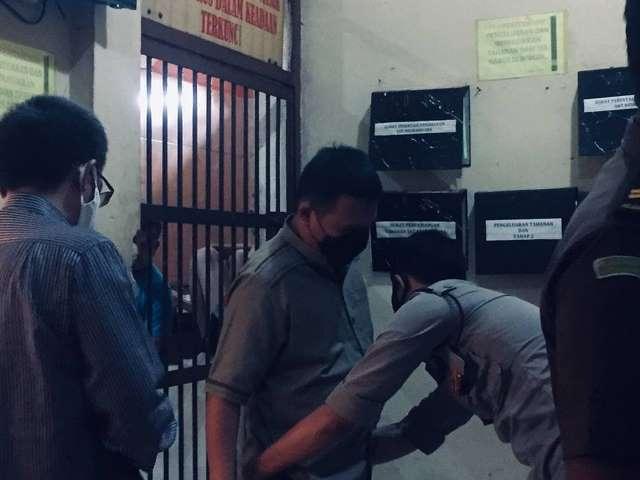 Tersangka dugaan korupsi BPHTB Tanjungpinang, Yudi Ramdani diperiksa petugas sebelum dijebloskan ke sel tahanan. (Foto: Adi/batamnews)
