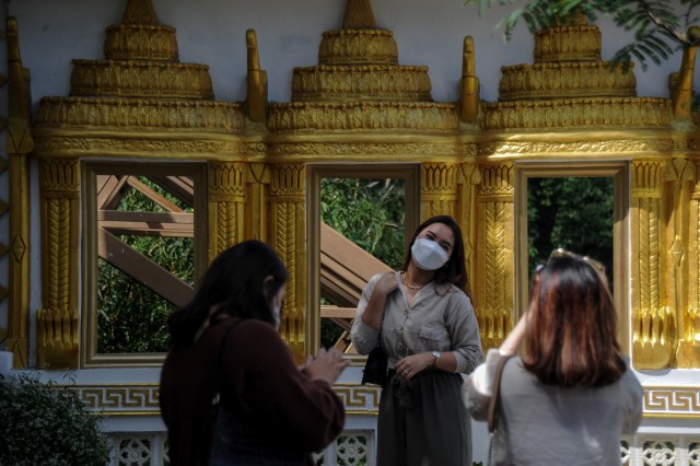 Wisatawan berfoto di sebuah dekorasi Negara Thailand di kawasan wisata The Great Asia Africa di Lembang, Kabupaten Bandung Barat, Jawa Barat, Jumat (12/2/2021). Foto: Raisan Al Farisi/ANTARA FOTO