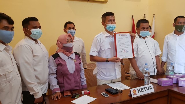 Jajaran DPC Gerindra Kabupaten Indramayu melakukan klarifikasi terkait SK kepengurusan palsu DPC Gerindra Kabupaten Indramayu, Rabu (24/2/2021). (Tomi Indra)