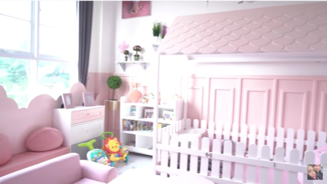 Kamar anak perempuan Kartika Putri. Foto: YouTube/kartika putri official