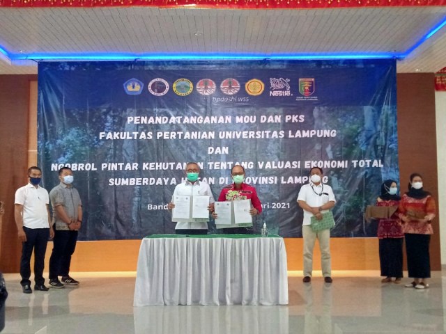Penandatanganan kerjasama Fakultas Pertanian Unila dengan instansi pemerintah dan swasta, Kamis (24/2) | Foto : Sidik Aryono/ Lampung Geh