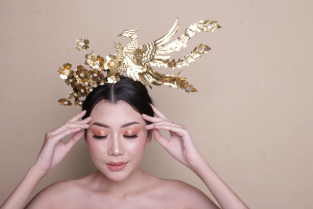 Tampilkan Kecantikan Wanita Indonesia Lewat Rancangan Headpice Burung Hong
