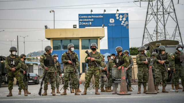 Petugas keamanan berjaga di penjara Ekuador. Foto: REUTERS / Vicente Gaibor del Pino