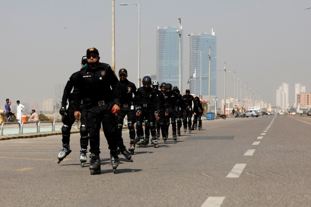 Anggota polisi Satuan Keamanan Khusus (SSU) selama latihan di sepanjang pinggir laut di Karachi, Pakistan.  Foto: Akhtar Soomro/REUTERS