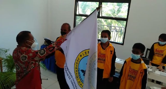 Bupati Tambrauw menyerahkan bendera Pesparawi Kabupaten Tambrauw kepada ketua panitia