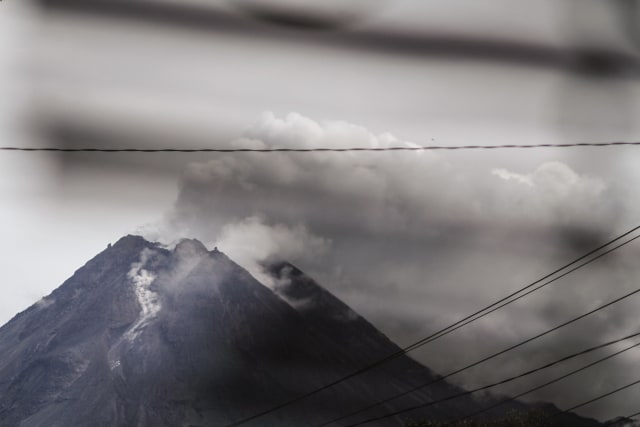 Guguran material vulkanik Gunung Merapi terlihat dari Pakem, Sleman, DI Yogyakarta, Rabu (24/2/2021). Foto: ANTARA FOTO/Hendra Nurdiyansyah