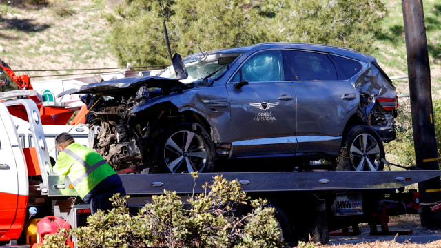 Mobil Tiger Woods diangkut petugas setelah terlibat dalam kecelakaan mobil, dekat Los Angeles, California, AS, Selasa (23/2). Foto: Mario Anzuoni/REUTERS