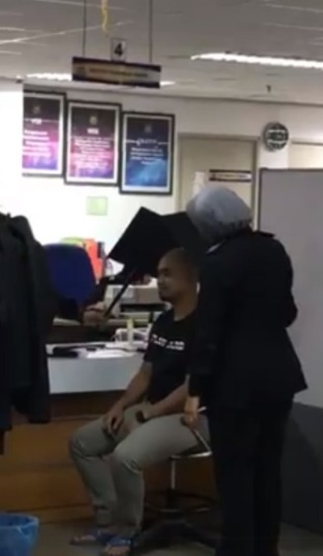 Viral seorang lelaki di Malaysia kesulitan mengurus paspor lantaran kepala botaknya terlalu silau. (Foto: Facebook/Nazirul Nazrin)