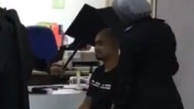 Kepala Botak Terlalu Silau, Pria Ini Kesulitan Ambil Foto untuk Paspor (80683)