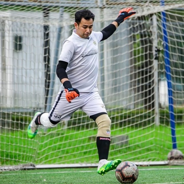 Raffi Ahmad bermain bola dengan Selebritis FC. Foto: Instagram/@raffinagita1717
