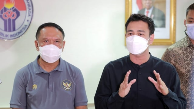 Menpora Zainudin Amali menerima kunjungan Raffi Ahmad, yang merupakan perwakilan Selebritis FC di kantor Kemenpora. Foto: Humas Kemenpora