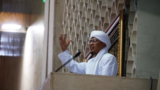 Contoh Teks Khutbah Jumat tentang Menghormati Orangtua dan