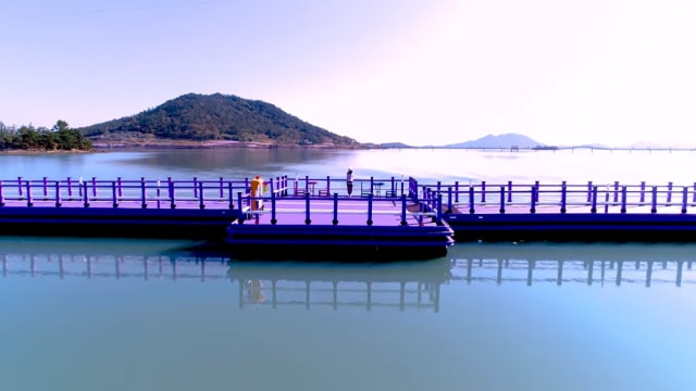 Pulau Banwol di Korea Selatan yang dihiasi bangunan serba ungu. Foto: Youtube Visit Korea