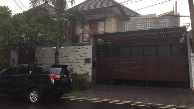 Penyidik KPK menggeledah rumah diduga milik politikus PDIP Ihsan Yunus. Foto: Dok. Istimewa