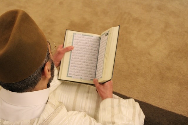 Membaca Al-Quran dalam bulan syaban Foto: Rachid Oucharia on Unsplash