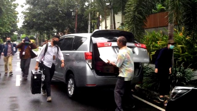 KPK Bawa 2 Koper dari Penggeledahan Rumah Politikus PDIP Ihsan Yunus (79414)