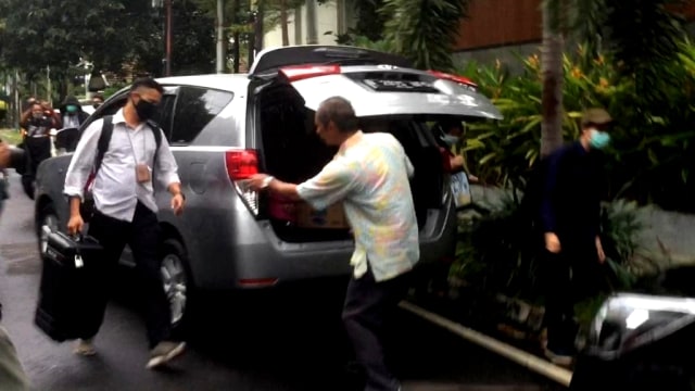 Penyidik KPK membawa 2 koper hitam hasil geledah di rumah diduga milik Politikus PDIP Ihsan Yunus. Foto: Dok. Istimewa