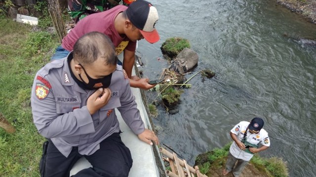 Penemuan sesosok bayi di pinggir Sungai Gajah Wong, Umbulharjo, Kota Yogyakarta, Rabu (24/2). Foto: Dok. Polsek Umbulharjo