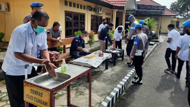 Pemeriksaan urine personel Direktorat Resnarkoba Polda Papua. (Dok Polda Papua)