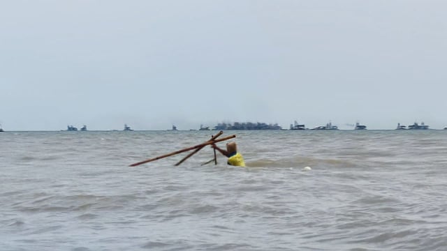 Aktivitas nelayan udang Toboali di bibir pantai.