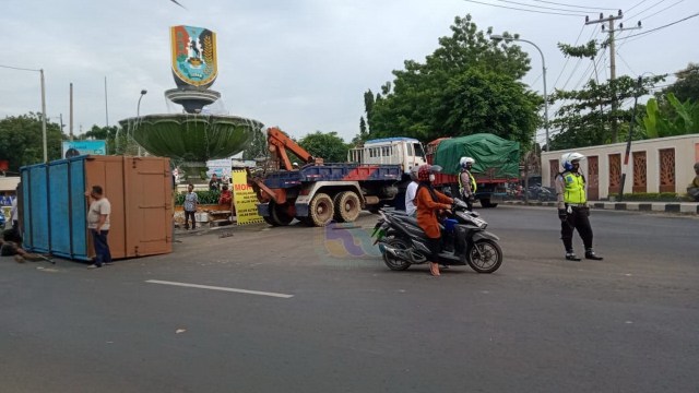 Proses evakuasi truk yang terlibat kecelakaan tunggal di Jalan Manunggal Utara, tepatnya di simpang tiga Manunggal, Kota Tuban. Rabu (24/02/2021) (foto: ayu/beritabojonegoro)