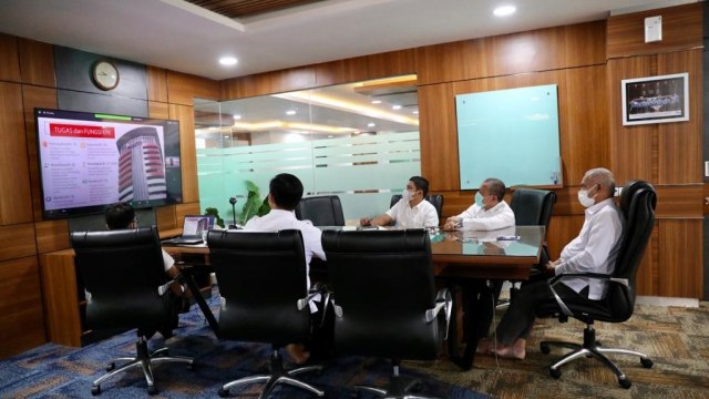 Sekda Aceh (kanan) mengikuti rapat koordinasi pencegahan korupsi via online. Foto: Humas Aceh