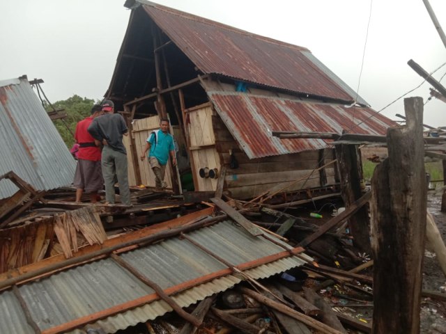 Rumah yang rusak akibat angin kencang yang terjadi di Kabupaten Ogan Ilir, Sumatera Selatan. (Foto. Istimewa)