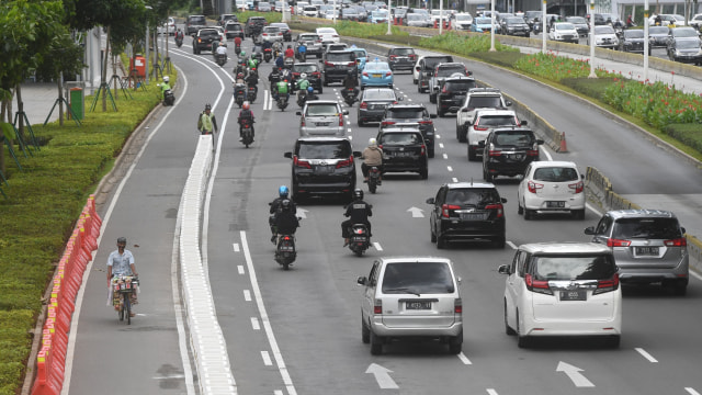 Pesepeda melintasi jalur khusus sepeda yang telah diberikan pembatas jalur permanen di Jalan Jenderal Sudirman, Jakarta, Rabu (24/2).  Foto: Akbar Nugroho Gumay/ANTARA FOTO