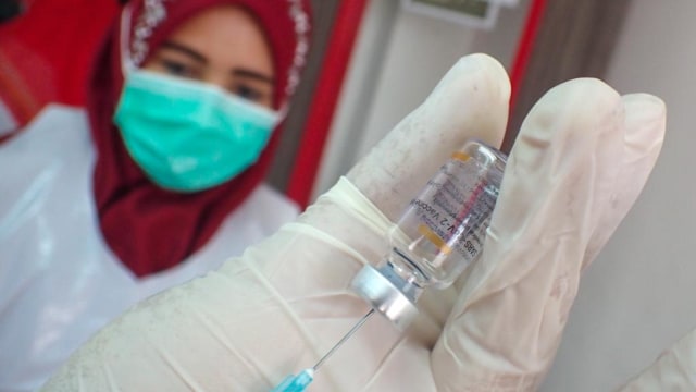 Pelaksanaan vaksinasi COVID-19 dosis pertama bagi tenaga kesehatan di Aceh. Foto: Suparta/acehkini