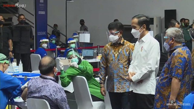 Presiden Joko Widodo meninjau pelaksanaan vaksinasi COVID-19 bagi wartawan di Hall Basket Senayan, Jakarta, Kamis (25/2). Foto: Youtube/Sekretariat Presiden