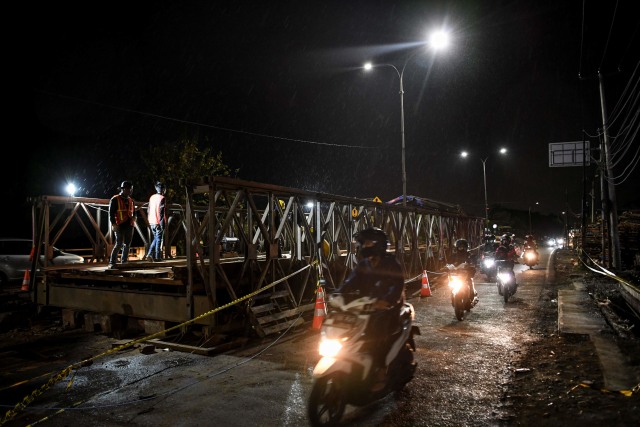 Foto: Pemasangan Jembatan Bailey Bekasi Usai Banjir Imbas Tanggul Citarum Jebol (232447)