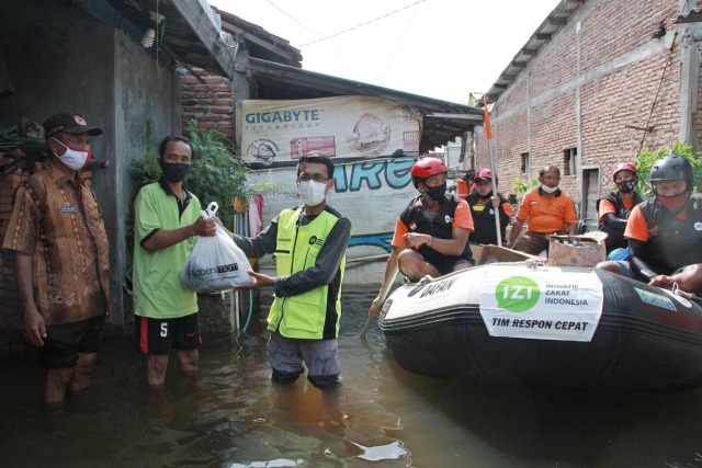 Banjir Semarang, Inisiatif Zakat Indonesia & Hijabermom Community Beri Bantuan