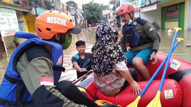 PT Bank Syariah Indonesia gandeng Laznas BSM berikan bantuan kepada warga terkena dampak banjir Jabodebek. Foto: BSI