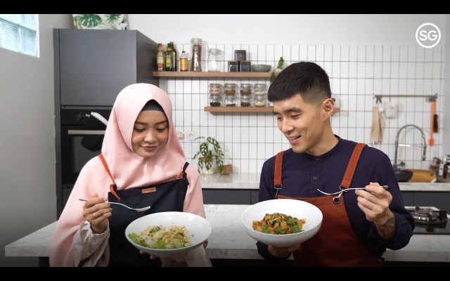 Chef Martin Praja dan food influencer Rika Ekawati masak bareng fried carrot cake ala Singapura di program Cook With Me. Foto: Youtube/VisitSingapore