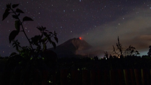 Guguran lava dari puncak Gunung Sinabung terlihat dari di Desa Tigapancur, Simpang Empat, Karo, Sumatera Utara, Kamis (25/2/2021). Foto: Nova Wahyudi/ANTARA FOTO