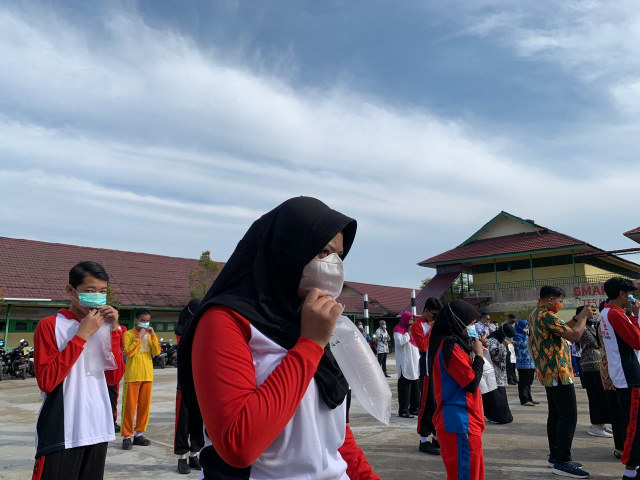Pelajar SMA Negeri 1 Sungai Raya menggunakan GeNose. Foto: Teri/Hi!Pontianak