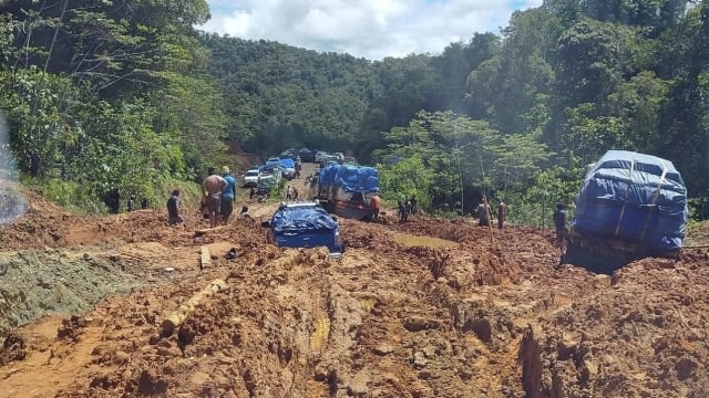 Kerusakan jaan di jalur Trans Papua yang menghubungkan Jayapura dan sejumlah kabupaten di pegunungan tengah Papua. (BumiPapua.com/Stefanus Tarsi)