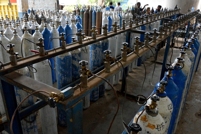 Pekerja mengisi tabung oksigen di depot pengisian oksigen, Banda Aceh, Aceh, Rabu (24/2). Foto: Ampelsa/Antara Foto